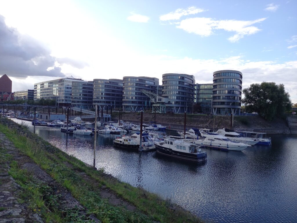 Duisburg Innenhafen Marina neben Inudstriekultur