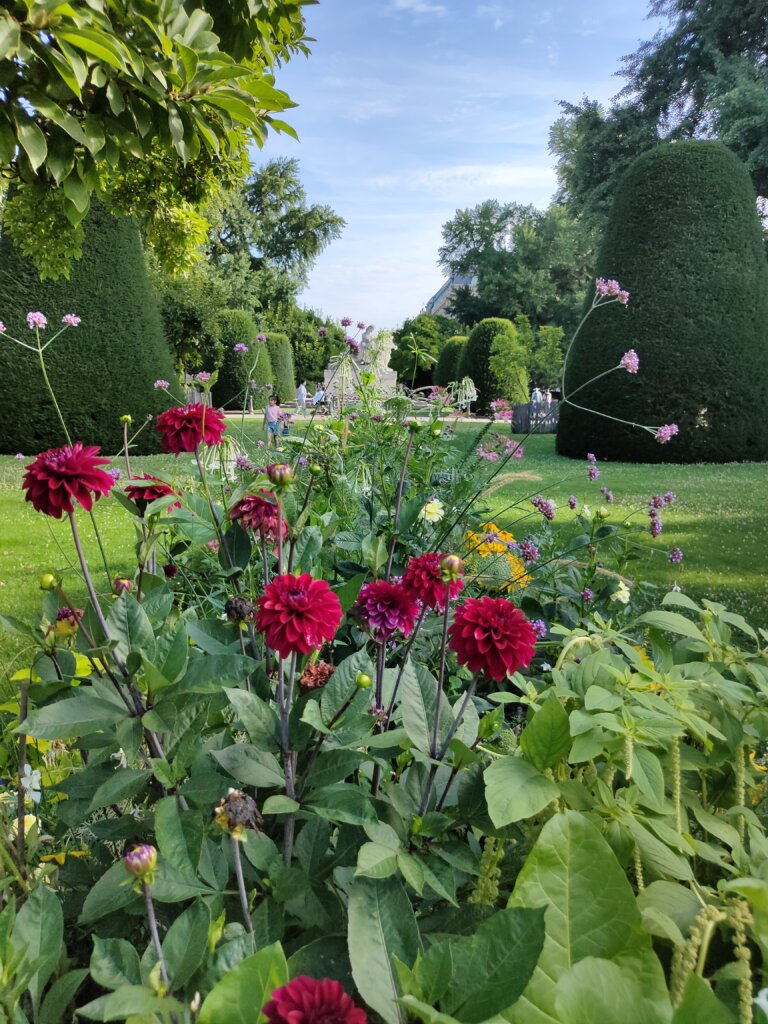 Grünanalage in Neustadt bunte Blumenbeete