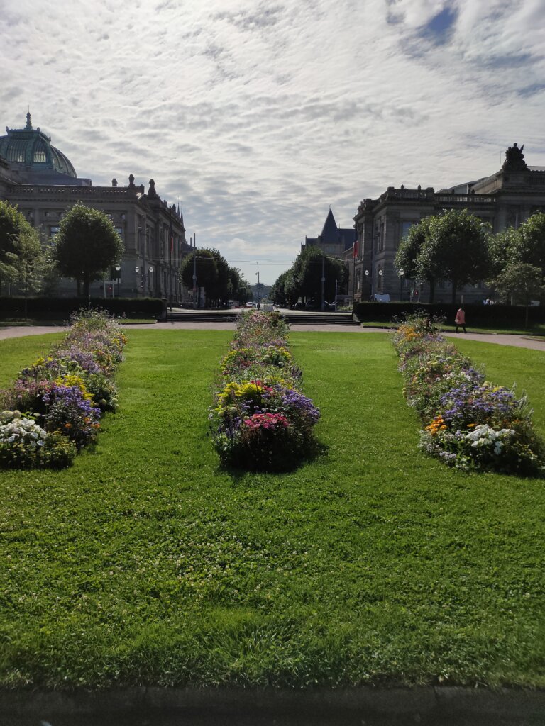 gepflegte Grünanlage Place de la Republique