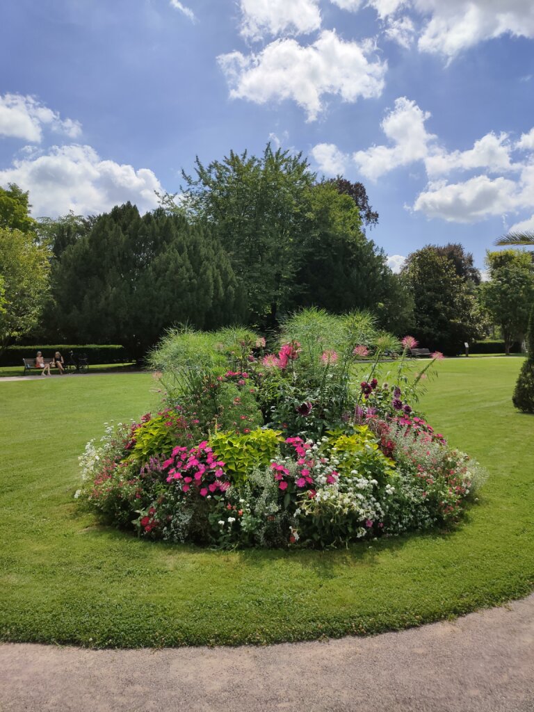 Park Orangerie mit gepflegten Blumenbeeten