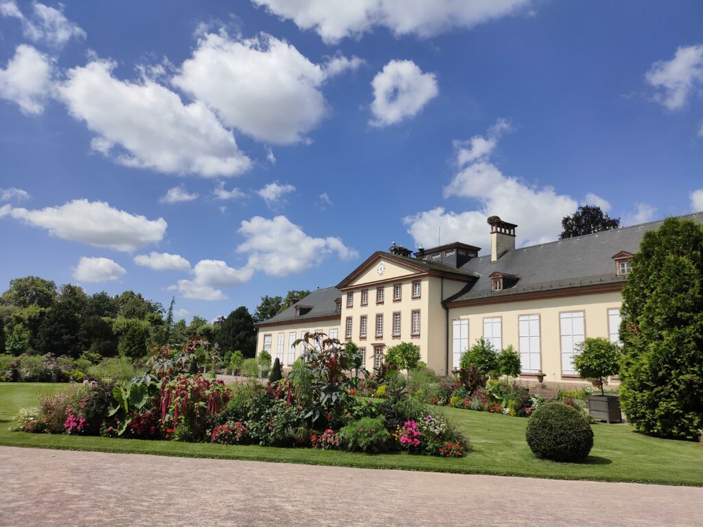 Orangerie Park mit Storchenestern auf dem Gebäudedach