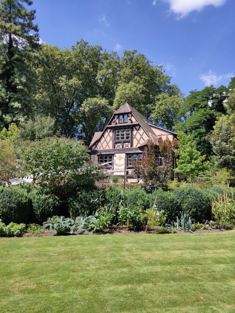 das Restaurant im Park Orangerie schönes altes Fachwerkhaus