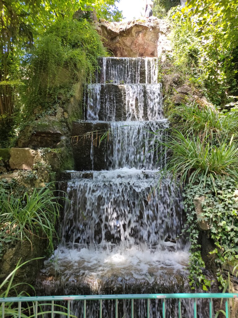 künstlicher Wasserfall im Park