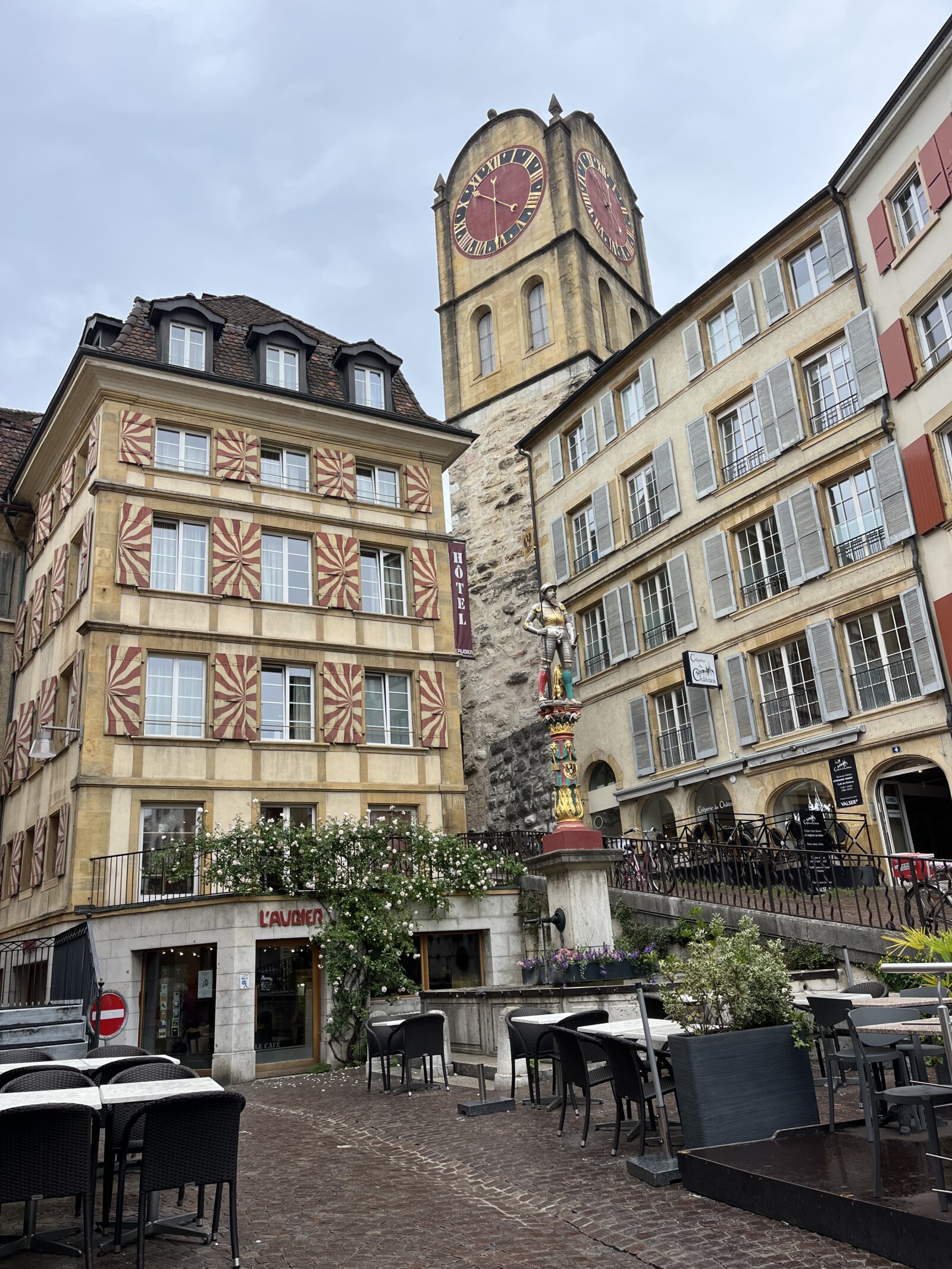 Neuenburg Weg zum Schloss goldene Figur