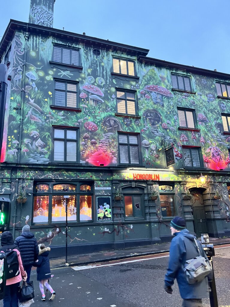 the lanes, buntes Haus komplett schrill bemalt